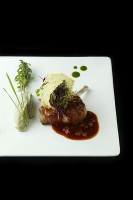 /album/galerie-de-photos/po%c3%aalee-de-cote-de-porc-iberique-%c3%a0-la-sarriette%2c-fondue-d%e2%80%99artichauts-bretons-et-son-jus-de-viande%2c-tuile-au-parmesan-jpg/